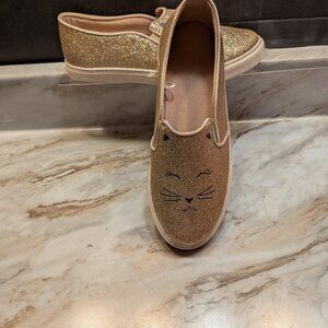PLACE Brand Ladies Slip On. Gold Sparkle with Cat Face.  New. Size 6